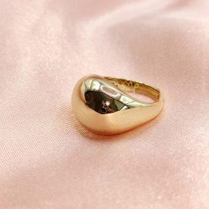 A anillo liso dorado ajustable