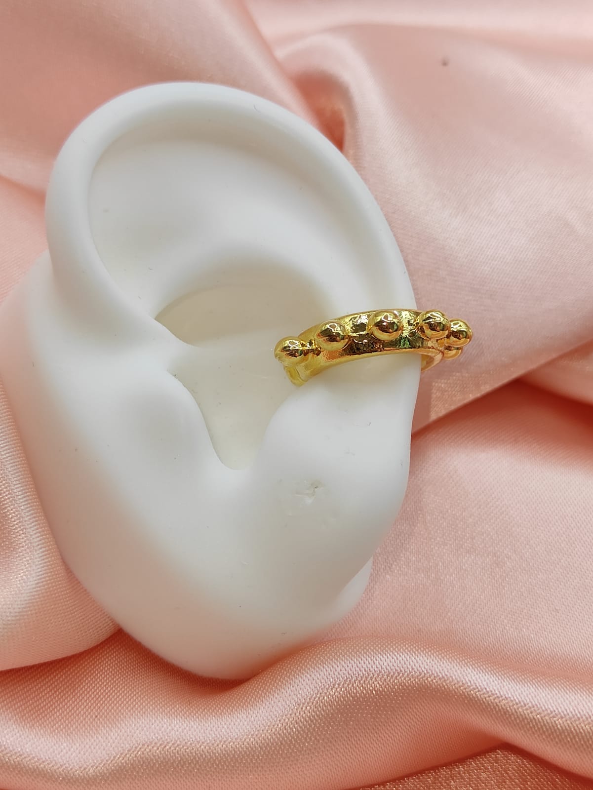 Ear cuff dorado balines con relieve