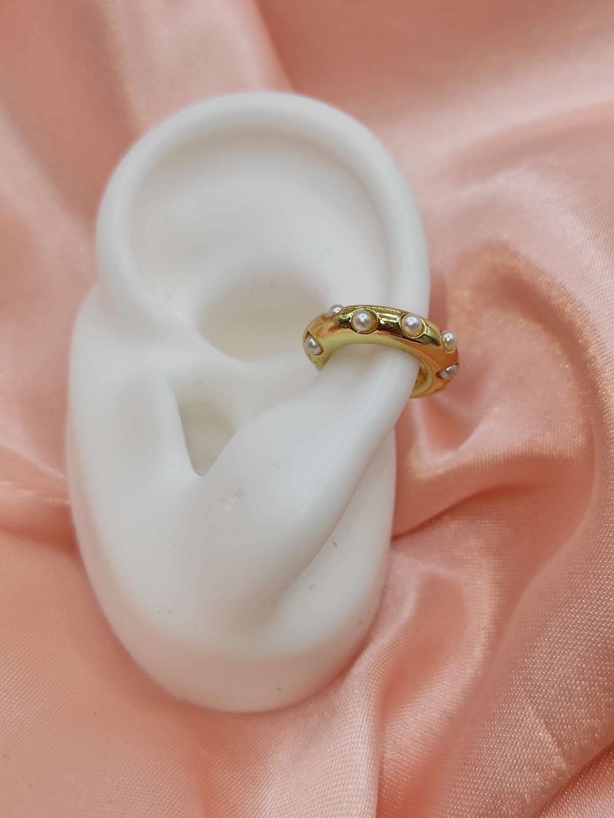 Ear cuff dorado con perlitas mini