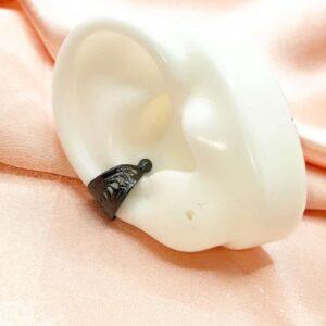 Ear cuff negro con diseño