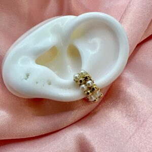 Ear cuff color dorado y perlas ajustable