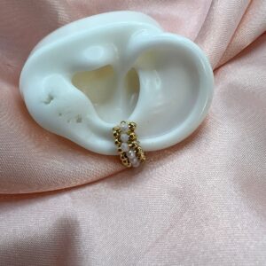 Ear cuff color dorado y cristales rosa