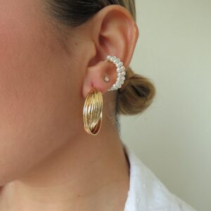 Ear cuff color dorado tejido con perlas