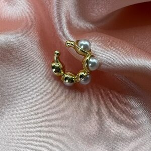 Ear cuff color dorado con perlas