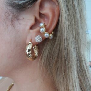Ear cuff color dorado con perlas