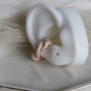 ear cuff ajustables de color entorchado crema con brillo