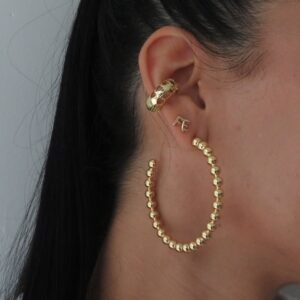 Ear cuff dorado con brillos, cristales y textura en forma de corazón