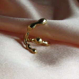 anillo ajustable dorado con texturas y lineas