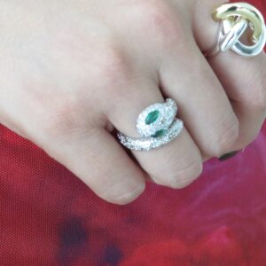 anillo plata ajustable de serpiente con cristales verdes