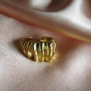 anillo ajustable dorado con texturas y líneas grueso