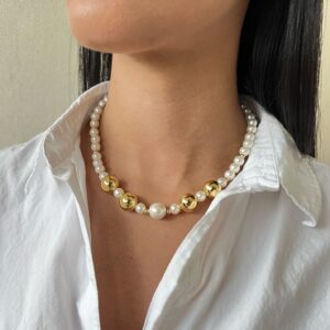 Collar de Perlas con Balines Dorados