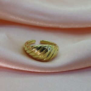 anillo ajustable dorado clasico líneas y texturas 2