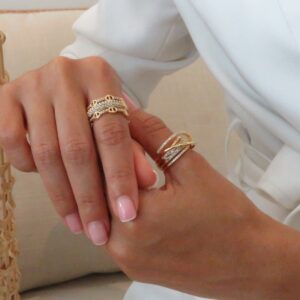 anillo ajustable dorado líneas lisas y con brillo en relieve