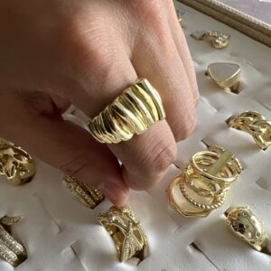 anillo ajustable dorado con texturas y líneas grueso