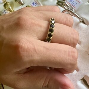 anillo con piedras negras y brillos talla 8