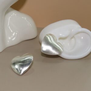 Aretes corazon mate plata ( textura perlada)