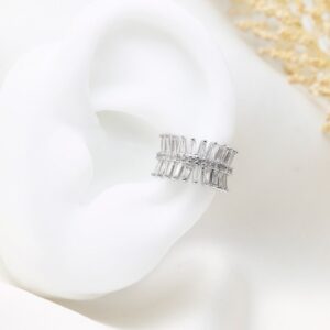 Ear cuff plateado de línea y zircones con brillo