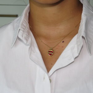 collar de corazon rojo con textura dorada