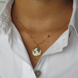 collar de mapa mundo de nácar