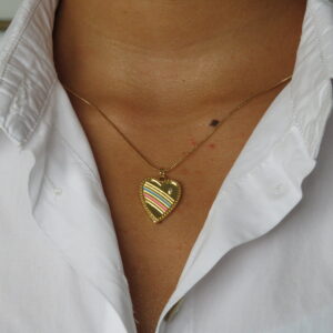 collar de corazon con linea de colores