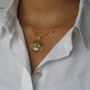 collar de sol dorado
