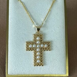 collar de cruz con perlas