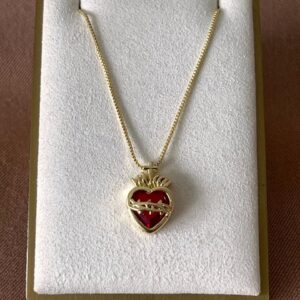 collar de corazon rojo con textura dorada