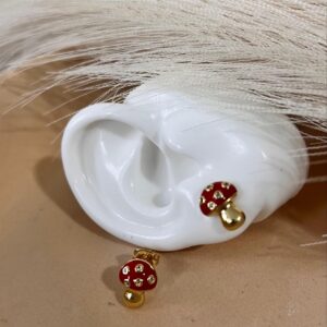 Aretes de hongo pequeño con brillo