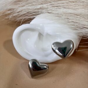 Aretes plateados de corazón