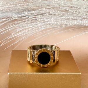 Anillo dorado con textura y números romanos