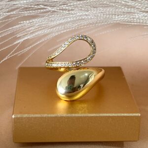 Anillo ajustable dorado con  zircones con brillo