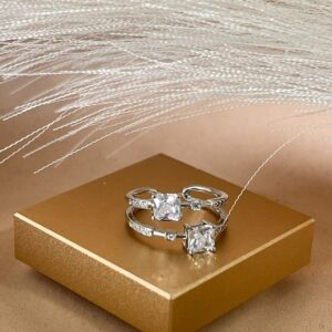 Anillo ajustable plateado con doble cristal y zircones con brillo