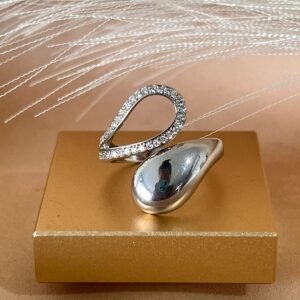Anillo ajustable plateado doble gota con  zircones con brillo