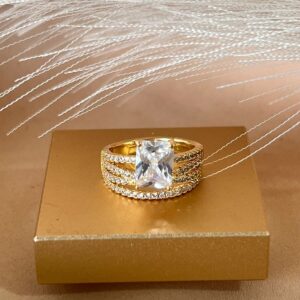 Anillo ajustable dorado  tres línea con brillo y cristal