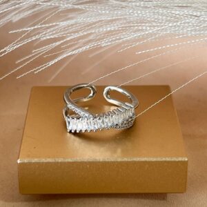 Anillo ajustable plateado  entrelazado con línea de tenis y brillo
