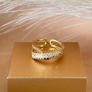 Anillo ajustable dorado entrelazado con línea de tenis y brillo