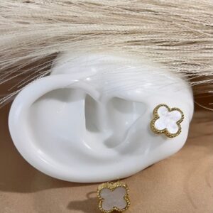 Aretes de trebol de nácar mediano