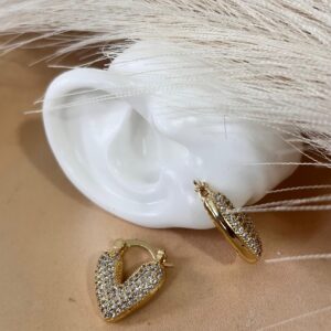 Argollas doradas de corazon con zircones con brillo