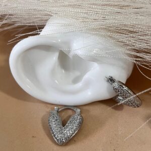 Argollas plateadas de corazon con zircones con brillo