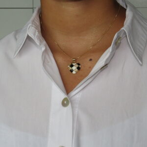 Collar de corazon negro y blanco