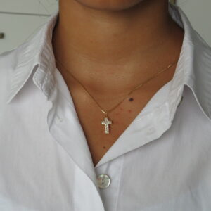 collar de cruz con zircones con brillo