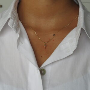 collar de cruz con zircones de colores