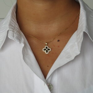 collar de trébol negro con brillo