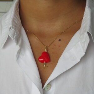 collar de corazon con estaca atravesada