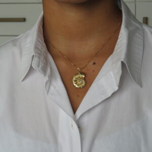 collar de caracol con textura y brillo