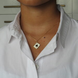 collar de carta de trébol negro