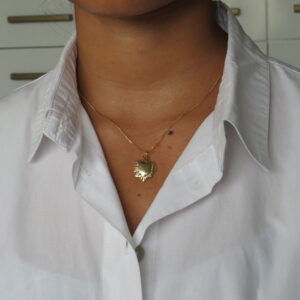 collar de corazon dorado con textura