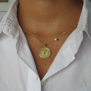 collar de san Benito dorado y plateado