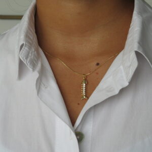 collar de silueta de pescado con brillo