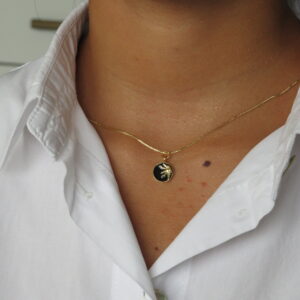 collar de sol dorado y negro